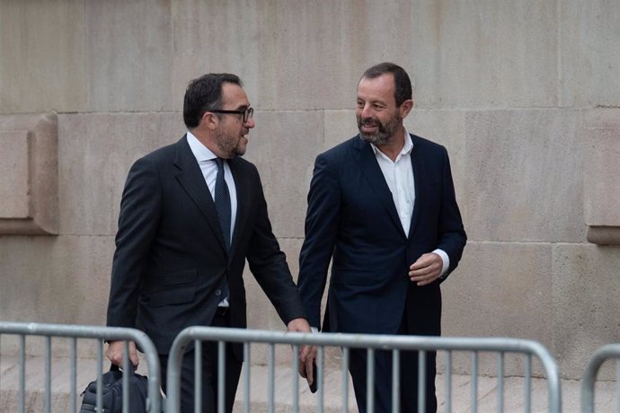 El expresidente del FB Barcelona, Sandro Rosell (d) a su llegada al juicio por el caso Neymar 2, en la Audiencia de Barcelona, a 17 de octubre de 2022, en Barcelona, Cataluña (España). 
