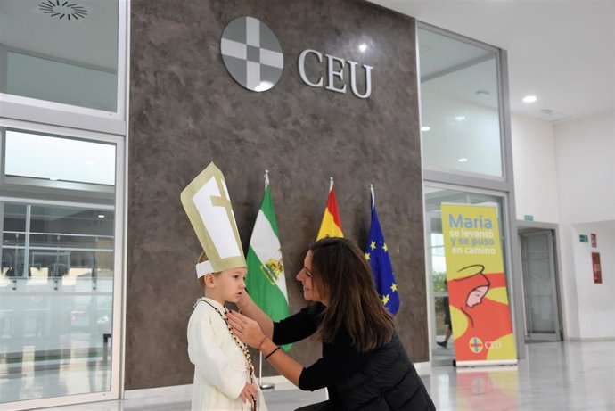 Los alumnos de Educación Infantil de CEU San Pablo han ido vestidos de santos en recuerdo de los modelos que representaron a lo largo de la Historia.