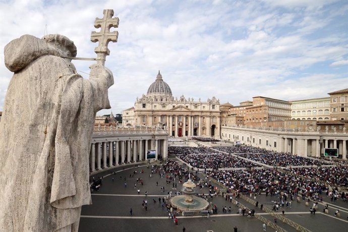 09 October 2022, Vatican, Vatican City: Ageneral view of St. Peter's Square at the Vatican during a mass for the canonization of the two new saints Artemide Zatti and Giovanni Battista Scalabrini. Photo: Evandro Inetti/ZUMA Press Wire/dpa