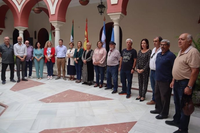 Acto de homenaje a las víctimas del franquismo, en el patio del Consistorio de Alcalá de Guadaíra.