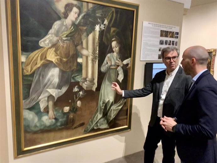 El delegado de Turismo, Cultura y Deporte, Eduardo Lucena (dcha.), visita el Museo de Bellas Artes.