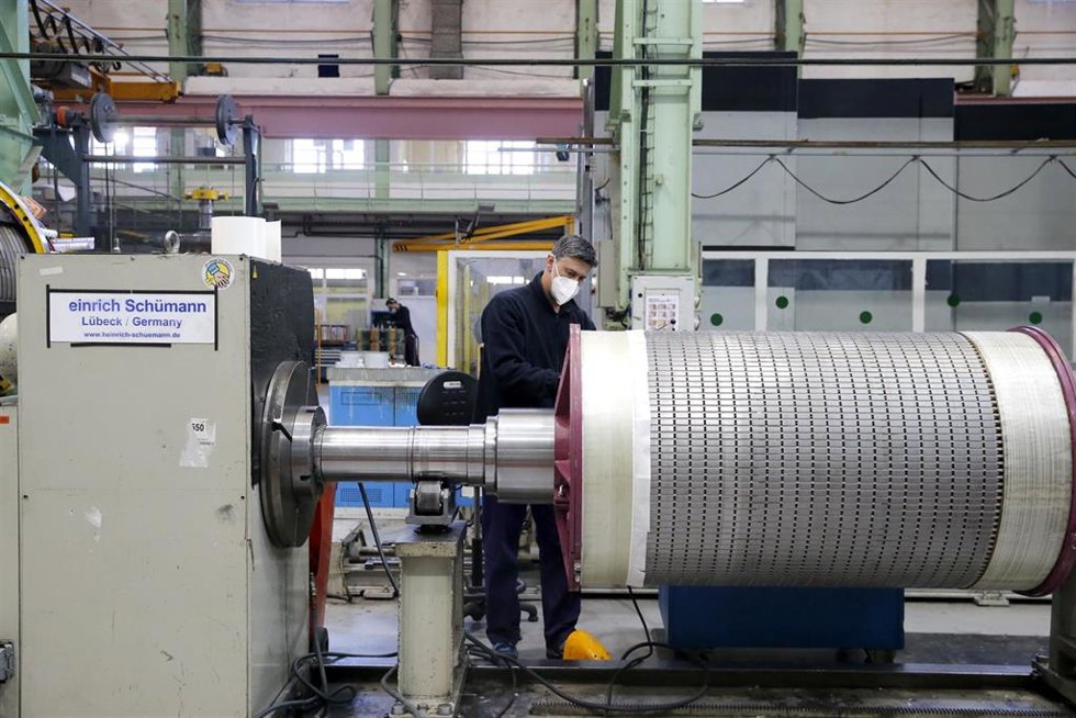 Archivo - Trabajador de la industria en Cantabria