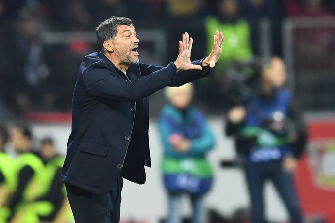 12 October 2022, North Rhine-Westphalia, Leverkusen: Porto coach Sergio Conceicao gestures on the touchline during the UEFA Champions League Group B soccer match between Bayer Leverkusen and FC Porto at BayArena. Photo: Marius Becker/dpa