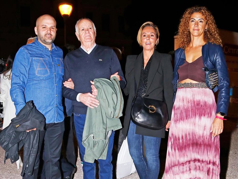 Rocío Carrasco ha recogido un premio en nombre de su padre acompañada por su tío Antonio Carrasco y por sus primos Fernando y Patricia