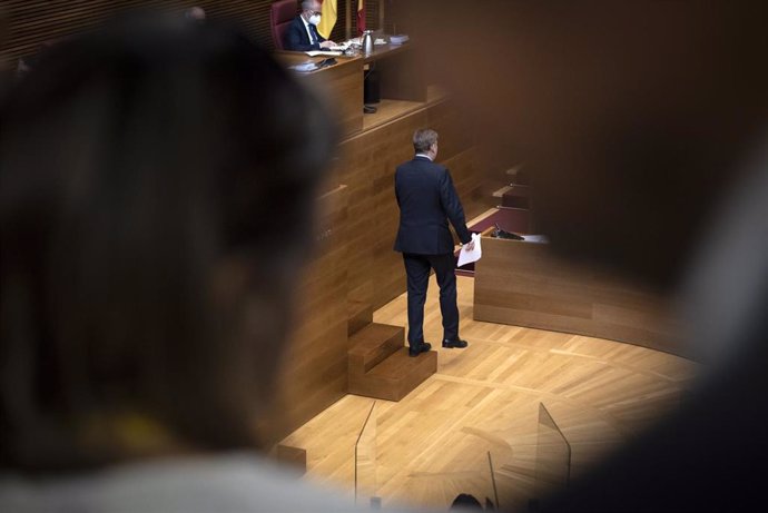 Archivo - El president de la Generalitat Valenciana, Ximo Puig, durante un pleno de Les Corts Valencianes, en imagen de archivo