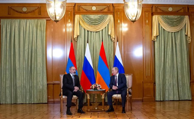 El presidente de Rusia, Vladimir Putin (D), junto con el primer ministro de Armania, Nikol Panishián (I)