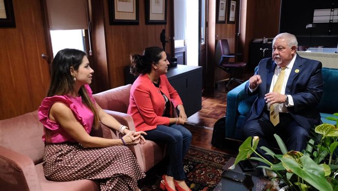 El presidente de la Asociación de Descendientes de Canarias en San Antonio de Texas (Estados Unidos), Freddie Bustillo, ha mantenido un encuentro con la consejera Carmen Luz Baso