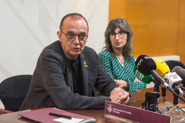 Archivo - Imatge d'arxiu de l'alcalde de Lleida, Miquel Pueyo, i Sandra Castro