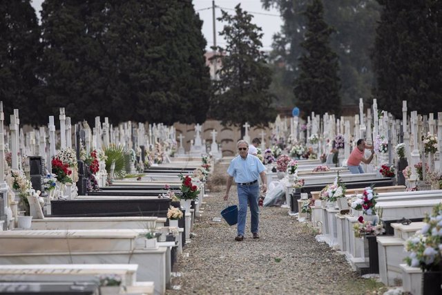 Visitas al cementerio, a 31 de octubre de 2022, en Sevilla (Andalucía, España). Tradicionalmente durante el día previo y en la festividad de Todos los Santos, cientos de visitantes acuden al cementerio para arreglar y adornar con flores las tumbas de sus 