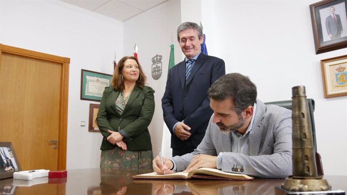 El consejero de Sostenibilidad firma el Libro de Honor del Ayuntamiento de Adra junto a su alcalde, Manuel Cortés, y la consejera de Agricultura, Carmen Crespo.