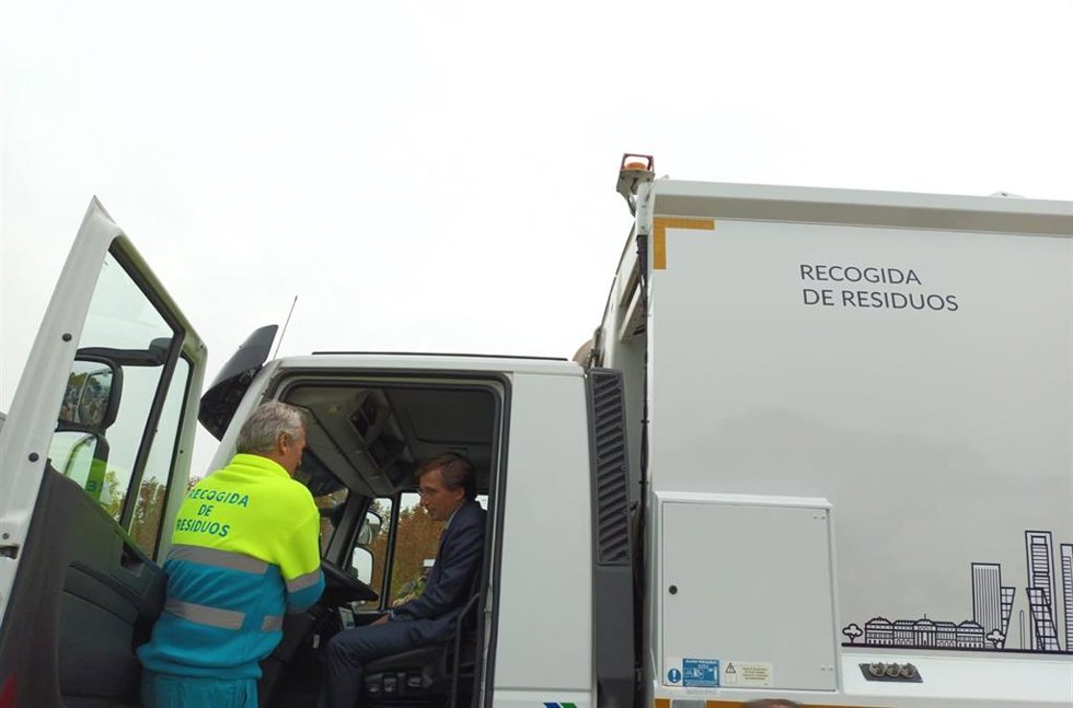 El alcalde de Madrid, José Luis Martínez-Almeida, conoce las características principales del nuevo servicio de contenerización, recogida y transporte de residuos