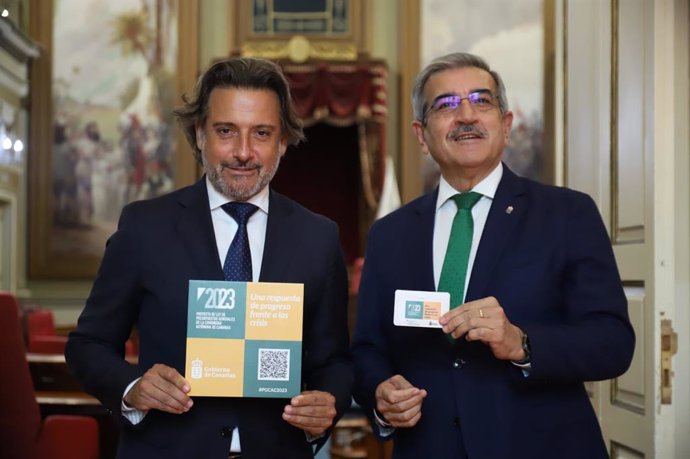 El presidente del Parlamento de Canarias, Gustavo Matos, y el consejero de Hacienda del Gobierno regional, Román Rodríguez, en la entrega del proyecto de ley de presupuestos