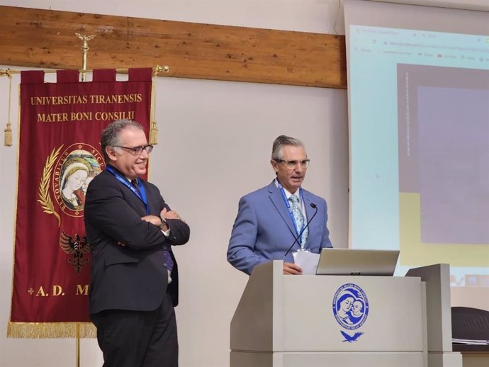 EL vicerrector de Relaciones Internacionales y Comunicación de la UCAM, Pablo Blesa, y el decano de la Facultad de Economía y Empresa, Gonzalo Wandosell, presentaron la candidatura en Albania