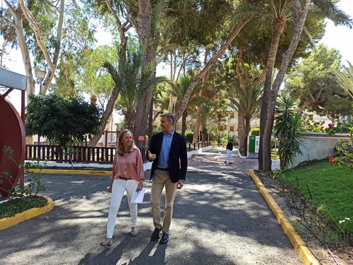 El delegado de Empleo visita la residencia de tiempo libre de Aguadulce, en Roquetas de Mar.