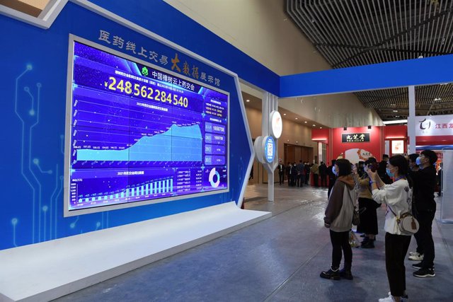 Photo shows the real-time data on display at the trading big data exhibition venue of the fair.