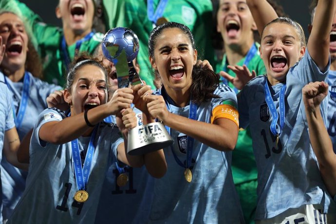 Las jugadoras de la selección española femenina Sub-17 celebran el título Mundial en la India.
