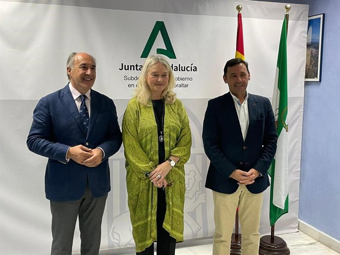 Mercedes Colombo con el alcalde de Algeciras y el subdelegado de la Junta en el Campo de Gibraltar.
