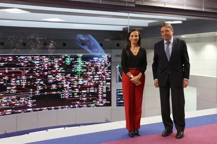 El ministro de Agricultura, Luis Planas, en una visita a Red Eléctrica