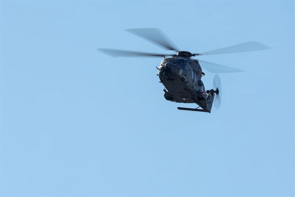 Un helicóptero del Ejército del Aire durante el acto solemne de homenaje a la bandera nacional y desfile militar en el Día de la Hispanidad, a 12 de octubre de 2022, en Madrid (España). 