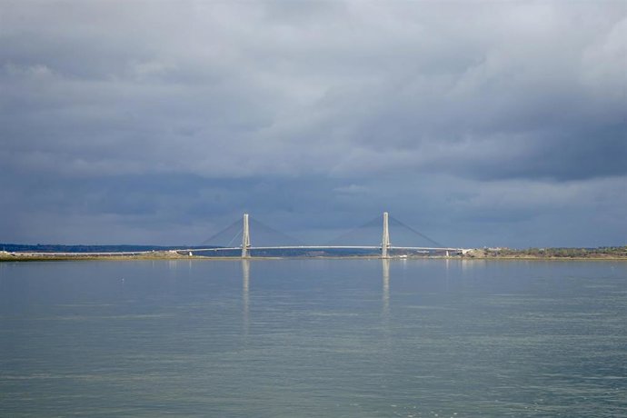 Archivo - Imagen del puente internacional del Guadiana.