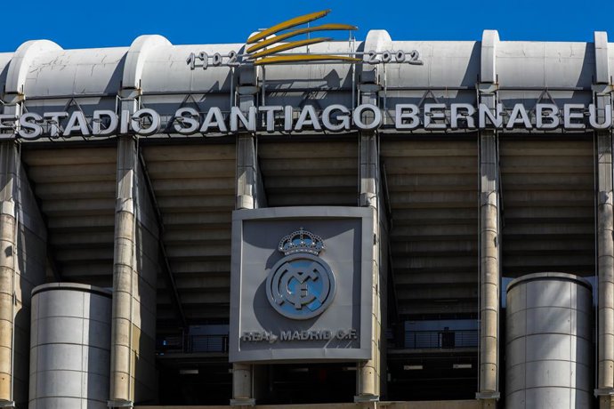 Archivo - Fachada del Estadio Santiago Bernabéu, que funcionará como centro de aprovisionamiento y distribución de productos sanitarios dirigidos a la lucha contra la pandemia del COVID-19, en Madrid (España) a 26 de marzo de 2020.