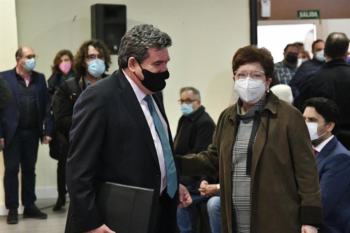 Archivo - El ministro de Inclusión, Seguridad Social y Migraciones, José Luis Escrivá, y la delegada del gobierno en Ceuta, Salvadora Mateos, a su llegada a un encuentro con representantes del sector empresarial y sindical de la Ciudad Autónoma de Ceuta