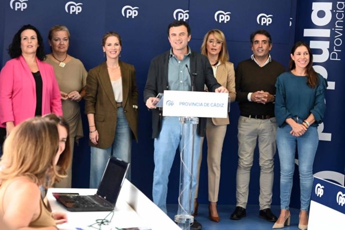 Bruno García en rueda de prensa junto a los parlamentarios andaluces del PP por Cádiz.