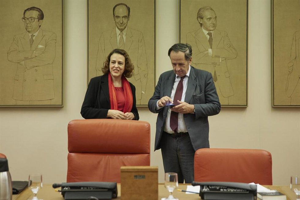 Un miembro de la Comisión Constitucional y la exministra socialista y candidata del Gobierno para presidir el Consejo de Estado, Magdalena Valerio, durante la Comisión Constitucional, en el Congreso de los Diputados, a 27 de octubre de 2022, en Madrid.