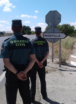 Archivo - Una pareja de guardias civiles en las inmediaciones de Montilla.