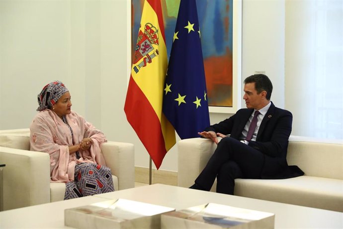 El presidente del Gobierno, Pedro Sánchez, con la vicesecretaria general de Naciones Unidas, Amina Mohamed en La Moncloa.