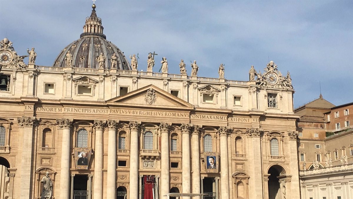 Un artista italiano, senza braccia né gambe, ha dipinto questi francobolli natalizi vaticani