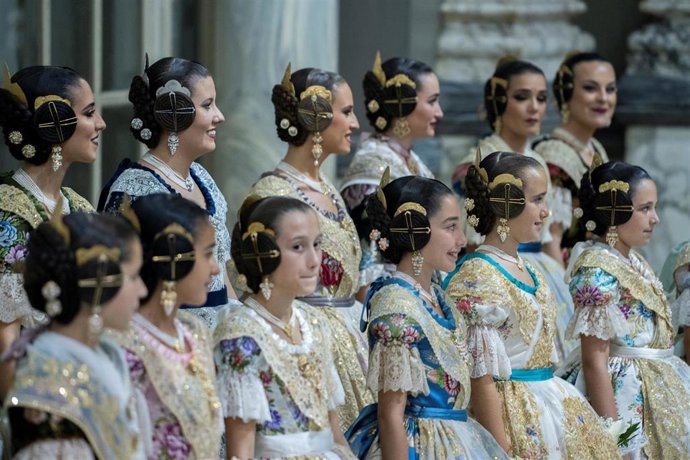 Un grupo de faqlleras durante el acto de Proclamación de las Falleras Mayor e Infantil de Valncia 2023 en el Ayuntamiento