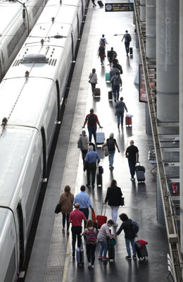 Varios pasajeros con maletas en el andén de un tren en la estación de Puerta de Atocha, a 28 de octubre de 2022, en Madrid (España). Con motivo del próximo puente de Todos los Santos, la compra de billetes de tren se ha disparado un 124%, según las vent
