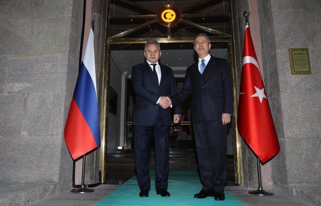Archivo - Los ministros de Defensa de Rusia y Turquía, Sergei Shoigu y Hulusi Akar