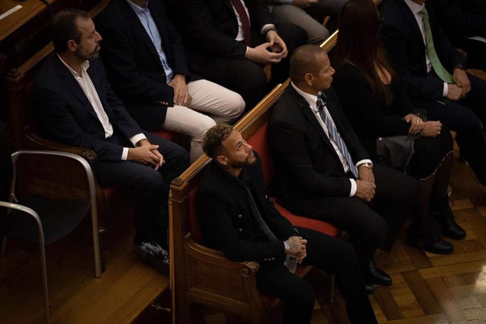 El delantero del Paris Saint-Germain Neymar Da Silva (d) durante el juicio por el caso Neymar 2, en la Audiencia de Barcelona, a 17 de octubre de 2022, en Barcelona, Cataluña (España). 