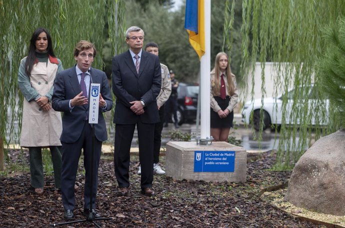El alcalde de Madrid, José Luis Martínez Almeida (2i), junto al embajador de Ucrania, Serhii Pohoreltsev (d), y la vicealcaldesa de Madrid, Begoña Villacís (i), participan en el izado de la bandera de Ucrania, a 31 de octubre de 2022, en Madrid (España)