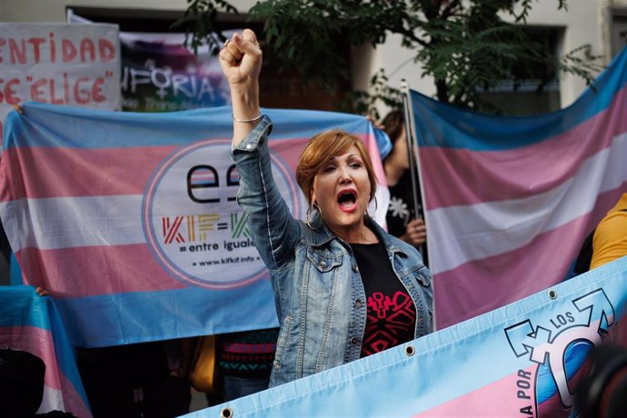 La presidenta de la Federación de la Plataforma Trans, Mar Cambrollé, durante una concentración frente a la sede del PSOE en la calle Ferraz, a 28 de octubre de 2022, en Madrid (España). 