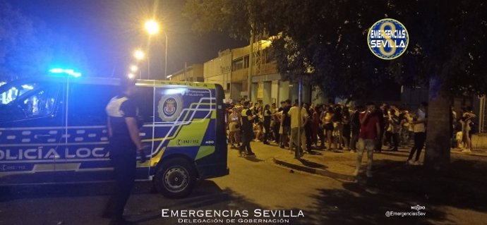 Policía desaloja por motivos de seguridad una fiesta de Halloween en una sala en Sevilla.