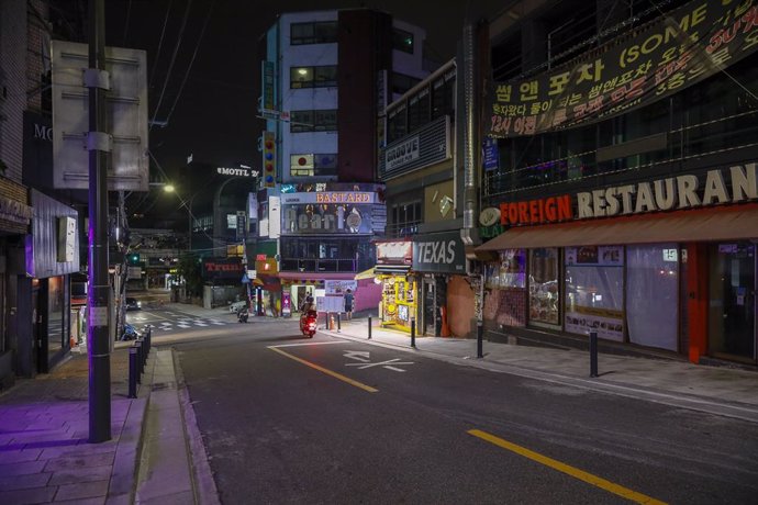 Archivo - El barrio de Itaewon, en Seúl, donde se concentra el ocio nocturno de la capital surcoreana.