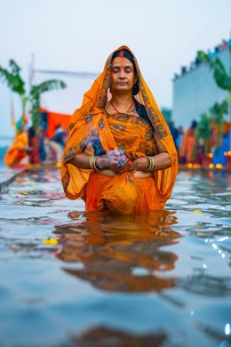 30 October 2022, India, Ahmedabad: Hindu devotees perform rituals at sunset on the banks of the Sabarmati River as part of the Chhath Puja festival. Photo: Saurabh Sirohiya/ZUMA Press Wire/dpa