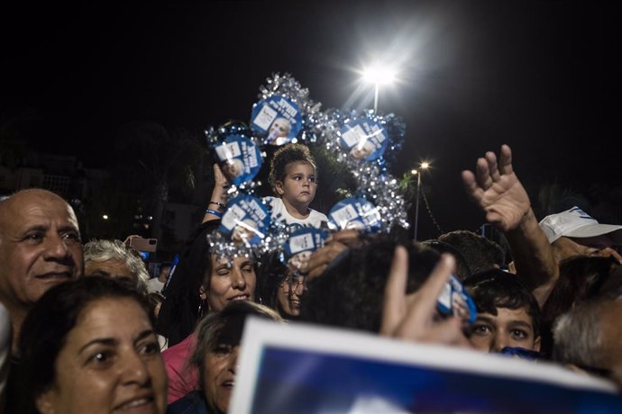 30 October 2022, Israel, Or Yehuda: Supporters of Likud party leader and former Israeli Prime Minister Benjamin Netanyahu attend his last rally ahead of the general elections scheduled for the first of November 2022. Photo: Ilia Yefimovich/dpa
