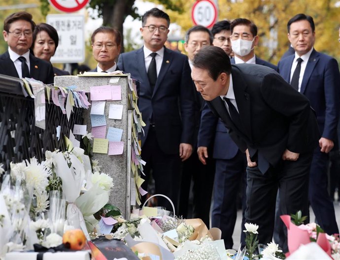 El presidente de Corea del Sur, Yoon Suk Yeol, visita los homenajes a las víctimas de la avalancha humana en Itaewon, Seúl