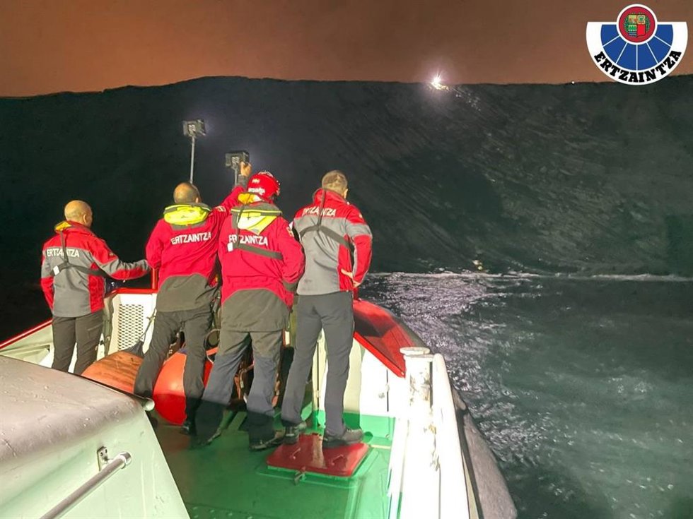 Efectivos de la Ertzaintza rescatan a tres jóvenes en La Galea, Getxo (Bizkaia)