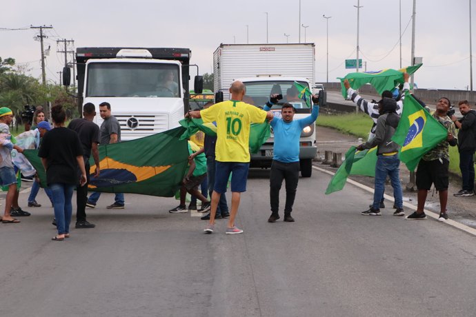 Grupo corta una autopista en Río de Janeiro