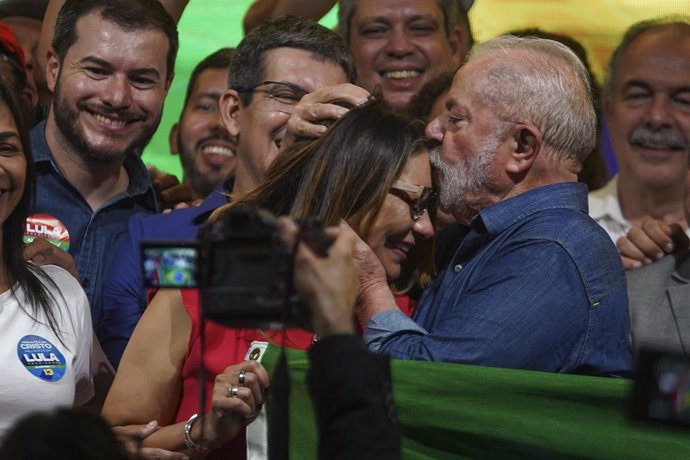 30 October 2022, Brazil, Sao Paulo: Brazilian former President and presidential candidate for the Workers' Party Lula da Silva (2nd R) kisses his wife Rosangela "Janja" da Silva during his first speech to the press after his victory over far-right incum