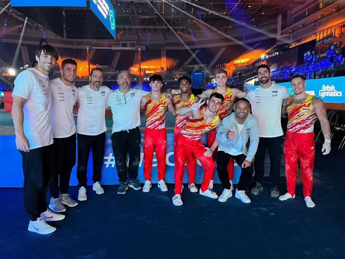 El equipo español de gimnasia artística (Joel Plata, Néstor Abad, Nicolau Mir, Thierno Diallo y Ray Zapata), en el Mundial de Liverpool 2022.