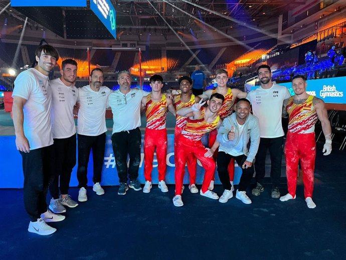 El equipo español de gimnasia artística (Joel Plata, Néstor Abad, Nicolau Mir, Thierno Diallo y Ray Zapata), en el Mundial de Liverpool 2022.