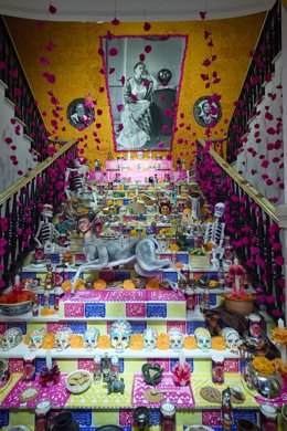 Altar del Día de los Muertos, dedicado a Frida Kahlo en la Casa de México para visitar, a 23 de octubre de 2022, en Madrid (España). La Fundación Casa de México en España celebra la quinta edición de su mega altar de muertos con una ofrenda dedicada a l