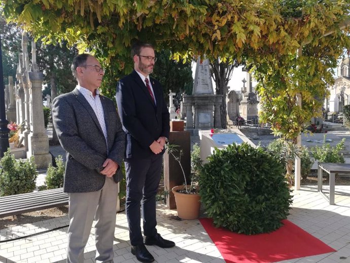 El presidente de la EFM, Jordi Vila, y el alcalde de Palma, José Hila, en la ofrenda floral en el monolito por las víctimas de COVID en el cementerio de Palma.