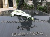 Isabel Pantoja incluye a Kiko Rivera en la corona de flores para Paquirri una vez más, dejando los rencores a un lado